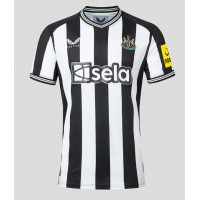 Camisa de Futebol Newcastle United Tino Livramento #21 Equipamento Principal 2023-24 Manga Curta